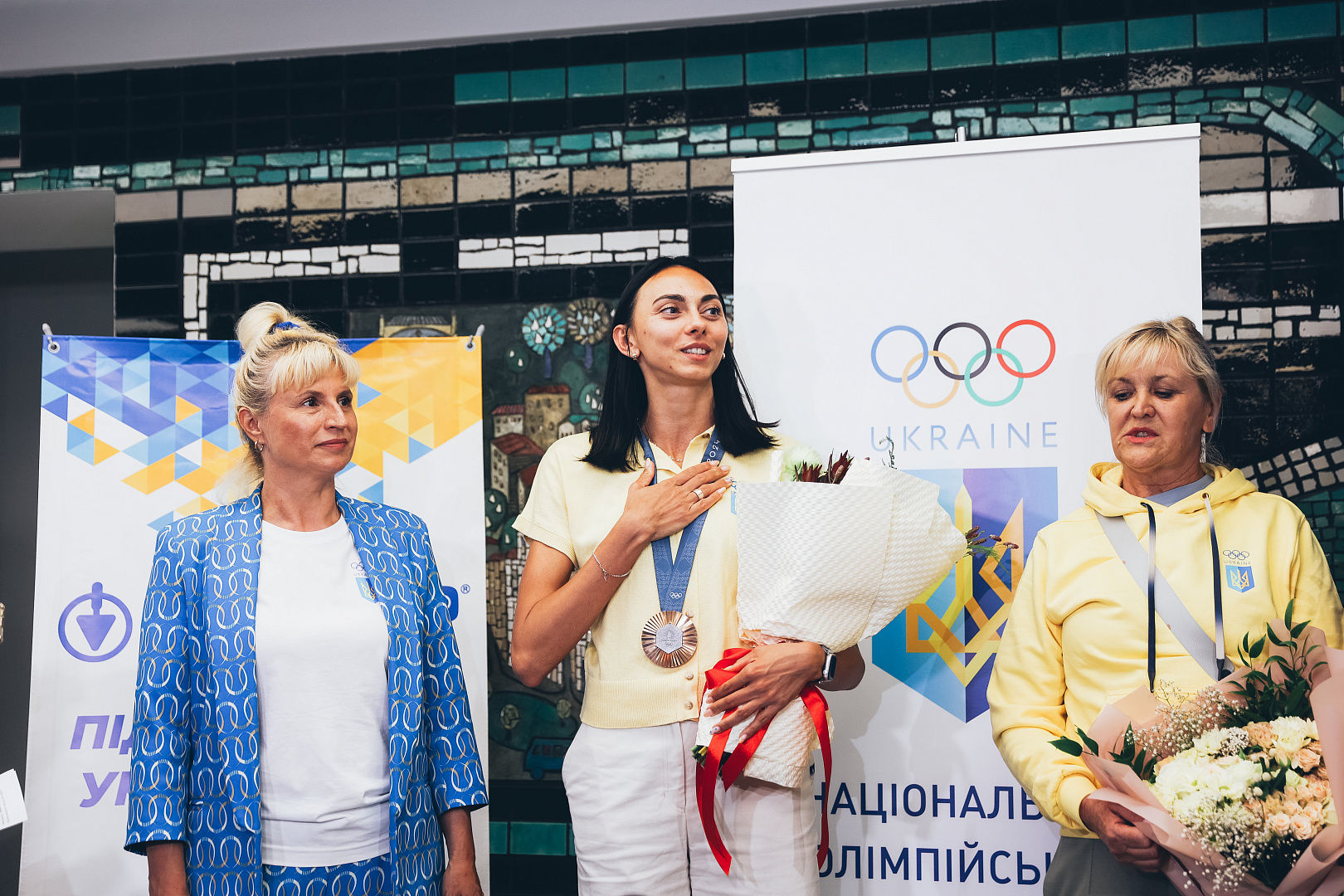 Ірина Геращенко, Юлія Левченко та Ірина Пустовіт на вокзалі